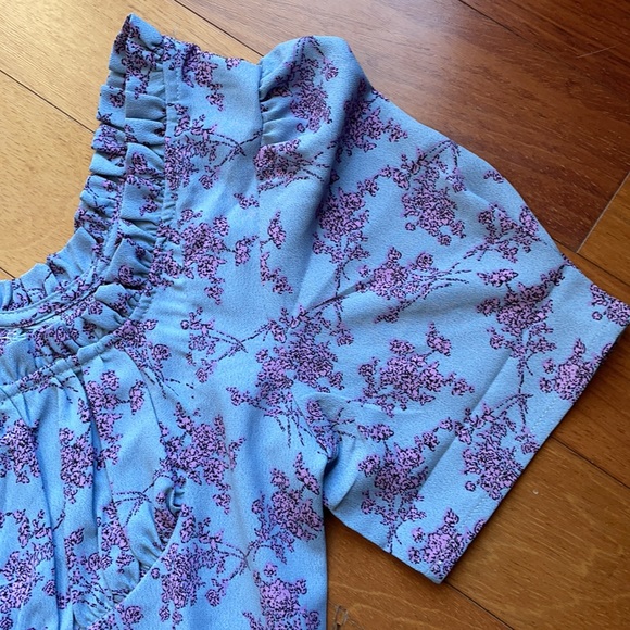 NWT Boutique 1861 Blue and Lilac Floral Crop Top w Tie Detail, size Medium - Picture 11 of 13